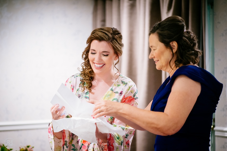 bride sharing a note with her mom