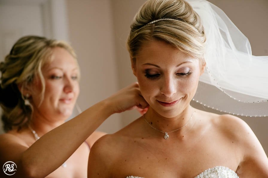 maid of honor helping bride get ready