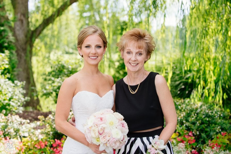 Bride with her mom 